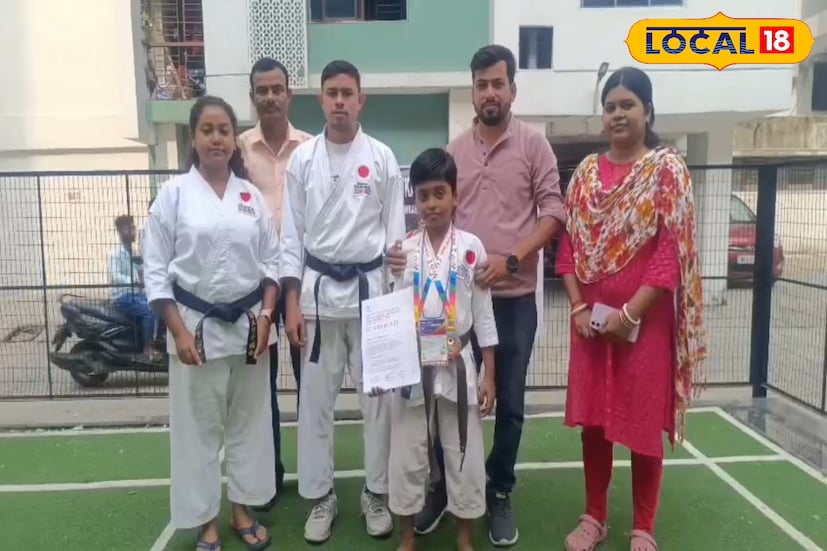 ঋদ্ধির মা বলেন,এই জয় মুখে বলে প্রকাশ করা যাবে না এতটাই আনন্দিত,ছেলের জন্য গর্ববোধ হচ্ছে। আসা করি আগামীতে আমাদের সব টুকু দিয়ে ওকে অনেক উঁচু পর্যায় নিয়ে যাওয়ার চেষ্টা করব।