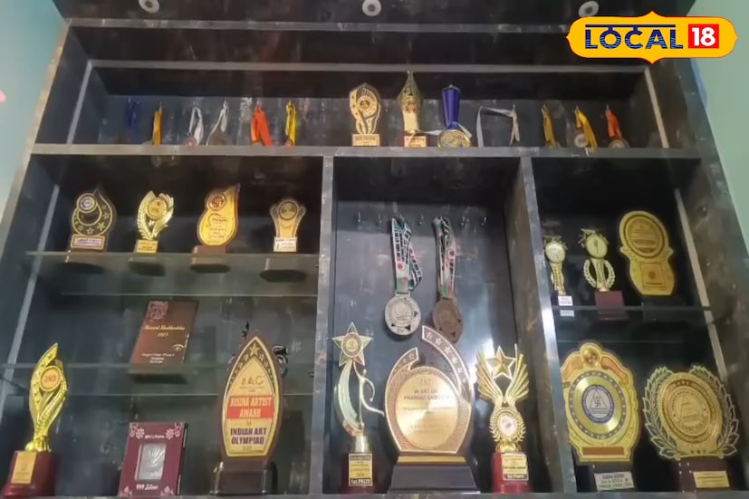 ঋদ্ধির কোচ শেখ ইসমাইল বলেন, ৮/১০ বছরের বিভাগে ২০ জন প্রতিযোগীকে পরাস্ত করে রাজ্যের মধ্যে প্রথম স্থান অধিকার করে আমাদের সকলের মুখ উজ্জ্বল করেছে ঋদ্ধি। এতে খুবই আনন্দিত লাগছে এবং আগামীতে ঋদ্ধি একটি ন্যাশনালে চান্স পেয়েছে,যেটি উড়িষ্যা ভুবনেশ্বরে হবে।এই জয় এর পিছনে ওর নিজেরও অনেক প্রচেষ্টা রয়েছে ।প্রতিদিন বাড়িতে দু'ঘণ্টা সে অনুশীলন করে পাশাপাশি প্রত্যেকদিন ক্লাসে আসে কোনরকম ক্লাস মিস করে না। (ছবি ও তথ্য সূত্র: সায়নী সরকার)।