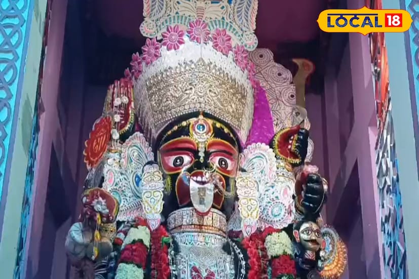 দাঁইহাটে রাস উৎসবেই এক অন্য দীপাবলির ছোঁয়া লেগেছে। রাস উৎসবের মধ্যেই দাঁইহাট শহরের ব্যতিক্রমী বড় মা কালীর পুজোকে ঘিরে মাতোয়ারা শহরের বাসিন্দারা। তবে দক্ষিণা কালী হিসাবে পুজিত প্রাচীন এই বড় মা কালীকে অমবস্যার বদলে রাস পূর্নিমার আলোতে বৈষ্ণব মতে পুজো করা হয়। তথ্য ও ছবি: বনোয়ারীলাল চৌধুরী দাঁইহাটে রাস উৎসবেই এক অন্য দীপাবলির ছোঁয়া লেগেছে। রাস উৎসবের মধ্যেই দাঁইহাট শহরের ব্যতিক্রমী বড় মা কালীর পুজোকে ঘিরে মাতোয়ারা শহরের বাসিন্দারা। তবে দক্ষিণা কালী হিসাবে পুজিত প্রাচীন এই বড় মা কালীকে অমবস্যার বদলে রাস পূর্নিমার আলোতে বৈষ্ণব মতে পুজো করা হয়। তথ্য ও ছবি: বনোয়ারীলাল চৌধুরী