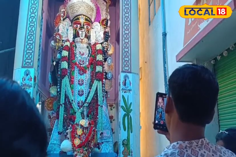 এই কালীপুজোকে ঘিরে গোটা দাঁইহাট শহরের বাসিন্দারা রাস উৎসবের সঙ্গেই মেতে উঠেছেন। কালীপুজো সাধারণত অমাবস্যার রাতে হয়। কিন্তু ব্যতিক্রম শুধু দাঁইহাটের বড় মা কালী পুজো পূর্নিমাতেই হয়। জানা গিয়েছে, এই পুজো প্রায় ৪০০ বছর ধরে হয়।তথ্য ও ছবি: বনোয়ারীলাল চৌধুরী