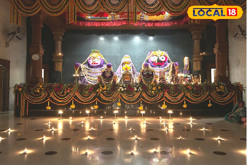 রাস পূর্ণিমার রাতে দিঘা জগন্নাথ মন্দিরে চোখ ধাঁধানো প্রদীপের আলো। প্রায় ১০ হাজার প্রদীপের আলোয় আলোকিত হয়ে উঠল দিঘা জগন্নাথ মন্দির। দামোদর মাসের শেষ দিনে এই দেব দীপাবলি উৎসবের আয়োজন ছিল বিশেষ তাৎপর্যপূর্ণ। প্রদীপের আলোয় ঝলমল করে উঠে জগন্নাথ মন্দির প্রতিটি কোণা। এই দেব দীপাবলি উৎসবে অংশ নিতে দূর দূরান্ত থেকে বহু ভক্ত নিয়েছিলেন দিঘা জগন্নাথ মন্দিরে। (তথ্য ও ছবি: মদন মাইতি) রাস পূর্ণিমার রাতে দিঘা জগন্নাথ মন্দিরে চোখ ধাঁধানো প্রদীপের আলো। প্রায় ১০ হাজার প্রদীপের আলোয় আলোকিত হয়ে উঠল দিঘা জগন্নাথ মন্দির। দামোদর মাসের শেষ দিনে এই দেব দীপাবলি উৎসবের আয়োজন ছিল বিশেষ তাৎপর্যপূর্ণ। প্রদীপের আলোয় ঝলমল করে উঠে জগন্নাথ মন্দির প্রতিটি কোণা। এই দেব দীপাবলি উৎসবে অংশ নিতে দূর দূরান্ত থেকে বহু ভক্ত নিয়েছিলেন দিঘা জগন্নাথ মন্দিরে। (তথ্য ও ছবি: মদন মাইতি)