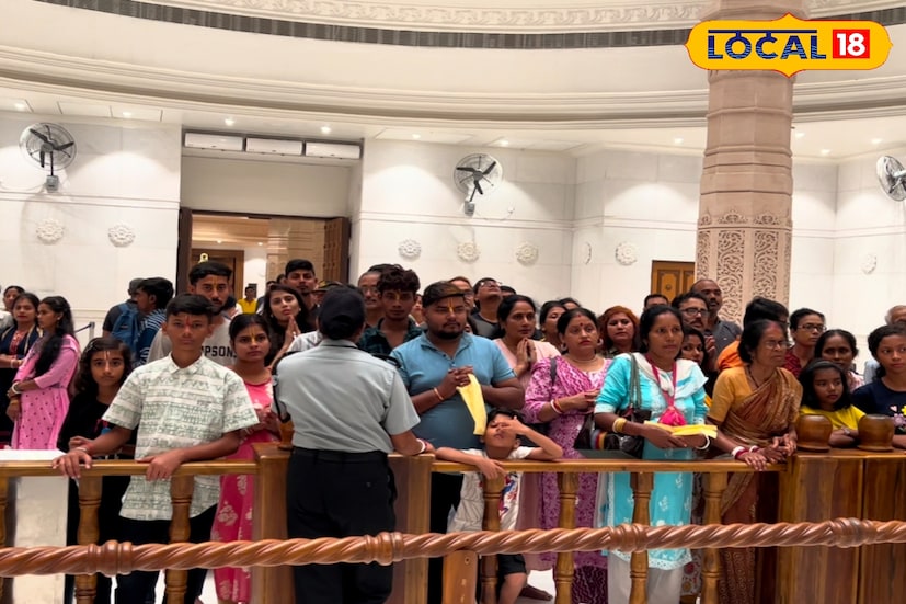 দিঘা জগন্নাথ মন্দিরে প্রথম দেব দীপাবলি উৎসব ঘিরে ভক্তদের উৎসাহ ছিল তুঙ্গে। স্থানীয় প্রশাসন ও মন্দির কমিটির তৎপরতায় উৎসব শান্তিপূর্ণভাবে সম্পন্ন হয়েছে। রংবাহারি আলোকসজ্জা ও রকমারি ফুলে নতুন সাজে সেজে উঠেছিল জগন্নাথ মন্দির। যদিও লক্ষ লক্ষ ভক্তদের ভিড় সামলাতে দিঘায় বাড়তি পুলিশ মোতায়েন করা হয়েছিল। নিরাপত্তা ব্যবস্থাও ছিল জোরদার। (তথ্য ও ছবি: মদন মাইতি)