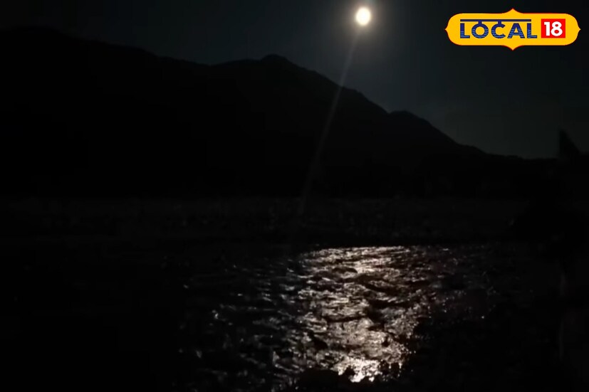 *রাস পূর্ণিমার রাতে জয়ন্তীর এই সৌন্দর্য ক্যামেরাবন্দী করেন পর্যটকরা। এলাকার পর্যটন ব্যবসায়ীদের মতে পূর্ণ পূর্ণিমাগুলিতে জয়ন্তীর আলাদা সৌন্দর্য থাকে। রিভারসাইডে বসে চাঁদ দেখার ব্যবস্থা করবেন তারা শীঘ্রই।