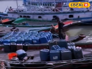 নৌকায় ভর্তি ডিজেলের ক্যান নৌকায় ভর্তি ডিজেলের ক্যান