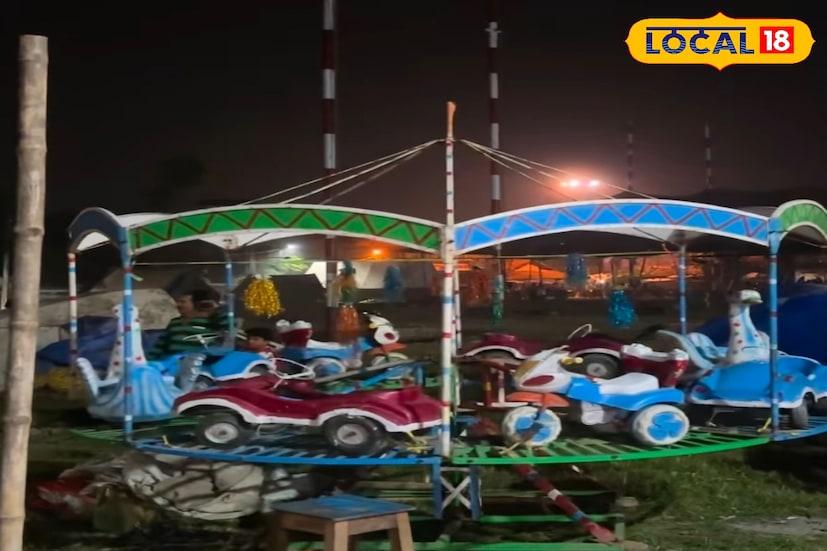 মগরাহাট ধনপোতার বাসিন্দা মায়া মণ্ডল ও তাঁর স্বামী গোকুল। তাঁরা মৃৎশিল্পী। ধনপোতা থেকে চলে এসেছেন বারুইপুরের দোলতলায়। রায়চৌধুরীদের দেওয়া একটি জায়গায় তাঁরা থাকেন। সেখানেই প্রতিমা তৈরি করেন। এরপর কার্তিক এবং সরস্বতী গড়ার বরাতও পেয়েছেন। রায়চৌধুরীদের নির্দেশ মেনে এই দম্পতি এখন রাসমঞ্চ সাজানোর কাজ করছেন।