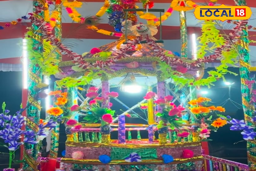 আজও বারুইপুর রায়চৌধুরী বাড়ির বৃন্দাবনে নিয়মে ও রীতি মেনেই হয় রাস উৎসব। জমিদারির সেই পুরানো রীতি ও রেওয়াজ মেনে তরজা গানের আসর বসে। আজও বসে পুতুল নাচ। চৌধুরী বাড়ির প্রবেশদ্বারেই রয়েছে নাট মন্দির। (ছবি ও তথ্য: সুমন সাহা) আজও বারুইপুর রায়চৌধুরী বাড়ির বৃন্দাবনে নিয়মে ও রীতি মেনেই হয় রাস উৎসব। জমিদারির সেই পুরানো রীতি ও রেওয়াজ মেনে তরজা গানের আসর বসে। আজও বসে পুতুল নাচ। চৌধুরী বাড়ির প্রবেশদ্বারেই রয়েছে নাট মন্দির। (ছবি ও তথ্য: সুমন সাহা)