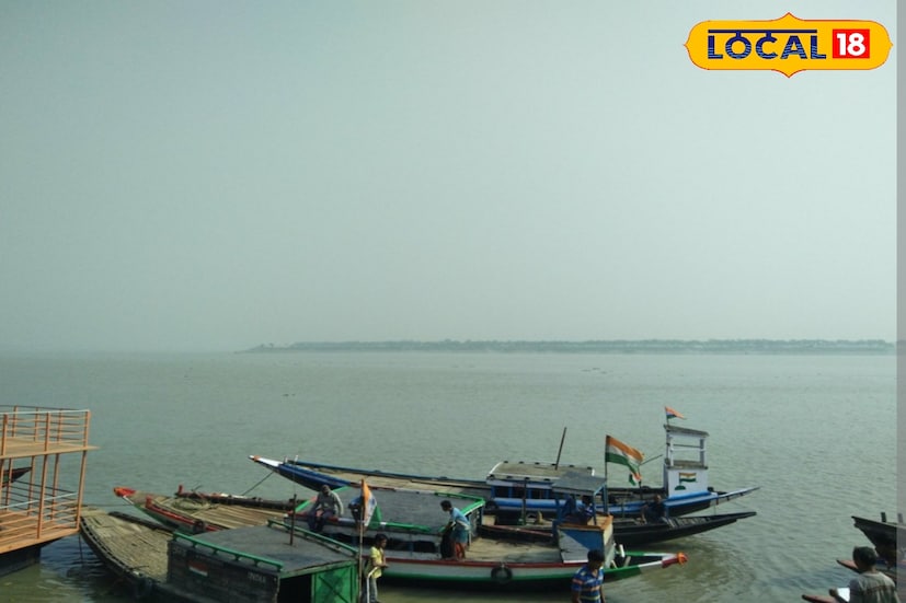 নদীর কণ্ঠ বা বাঁকে গলিয়ে যাওয়া অংশ-“নদীর পকেট”-রূপ সেই জায়গাটিকে ‘ট্যাগ’ বলা হতো। সেখান থেকেই নামটির রূপান্তর ঘটেছে—‘ট্যাগ’ থেকে রূপান্তরিত শব্দটি ‘টাকি’ হয়ে ওঠার সম্ভাবনাই সবচেয়ে বেশি স্মরণ করা হয়।