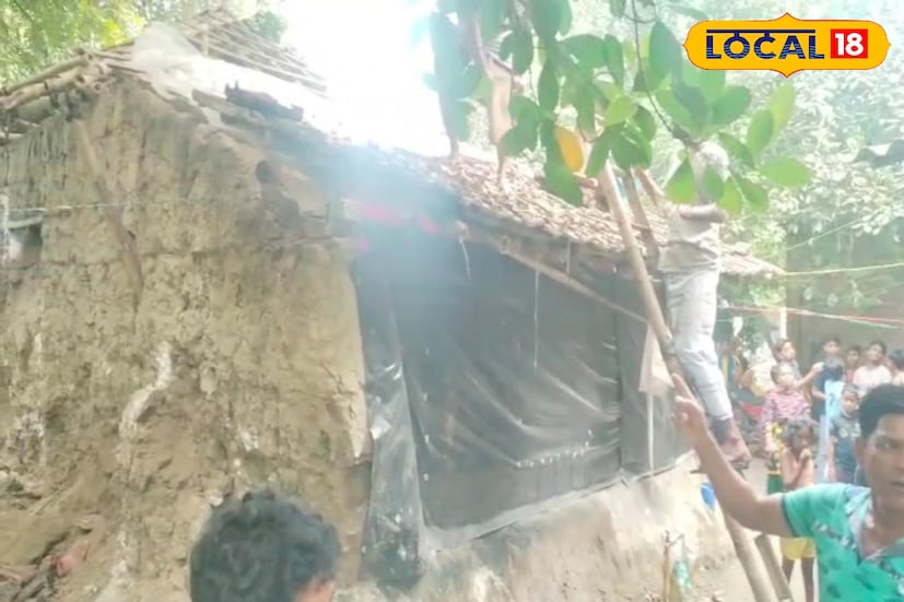 বেশ কয়েকদিন ধরে মাটির বাড়ির মধ্যে থেকে ভেসে আসতো ফোঁস ফোঁস আওয়াজ। এই আওয়াজ শুনে আতঙ্কিত হয়ে পড়তো পরিবারের লোকজনেরা। কোথা থেকে ভেসে আসতো এই আওয়াজ সেই আওয়াজের সন্ধান করতে গিয়ে চক্ষু চরক গাছ এলাকাবাসীর। বেশ কয়েকদিন ধরে মাটির বাড়ির মধ্যে থেকে ভেসে আসতো ফোঁস ফোঁস আওয়াজ। এই আওয়াজ শুনে আতঙ্কিত হয়ে পড়তো পরিবারের লোকজনেরা। কোথা থেকে ভেসে আসতো এই আওয়াজ সেই আওয়াজের সন্ধান করতে গিয়ে চক্ষু চরক গাছ এলাকাবাসীর।