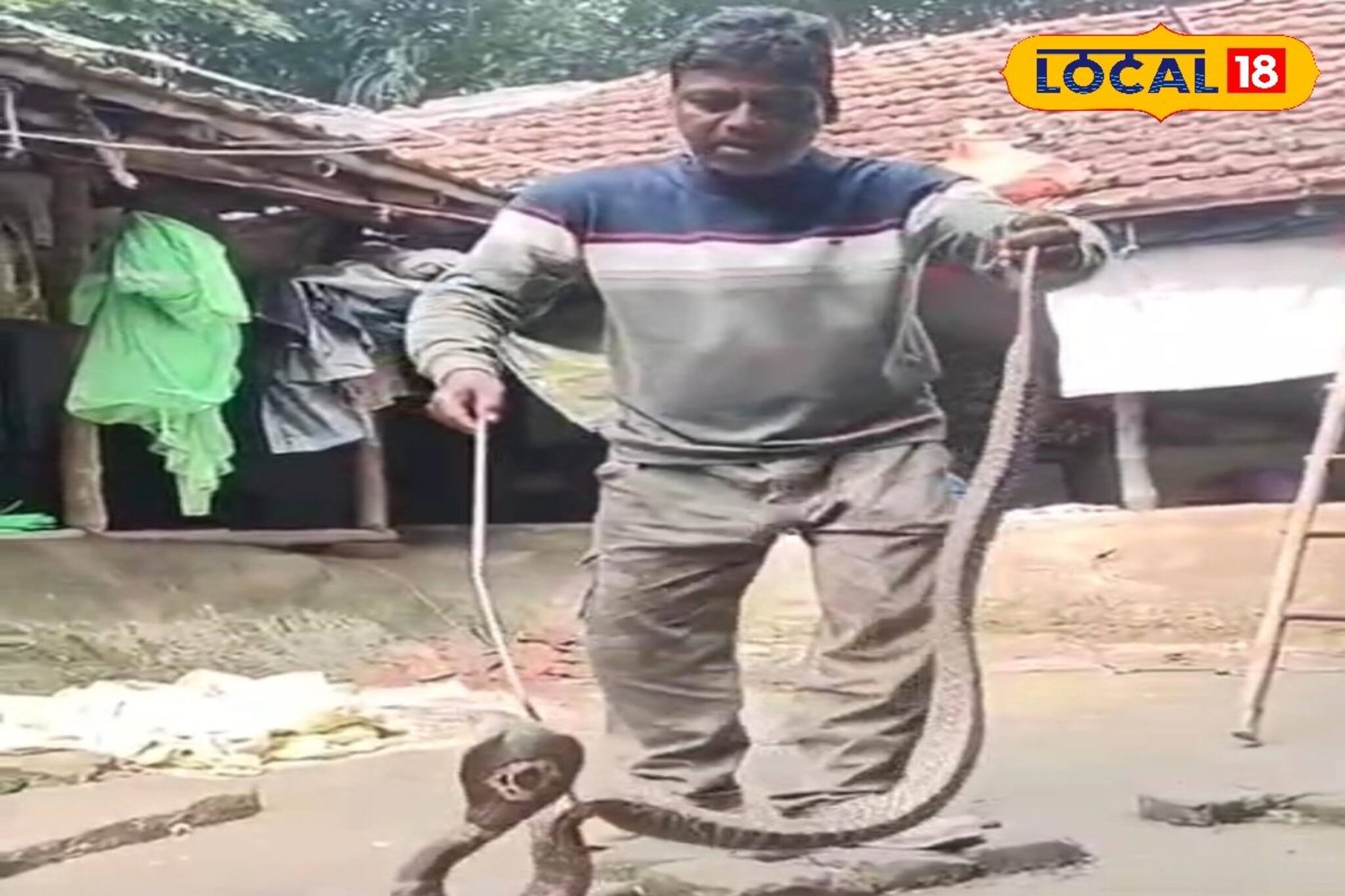 Bangla News: মাটির নিচে ফোঁসফোঁস আওয়াজ, উৎস খুঁজতে বাড়ি ভাঙতেই চক্ষু চড়ক গাছ