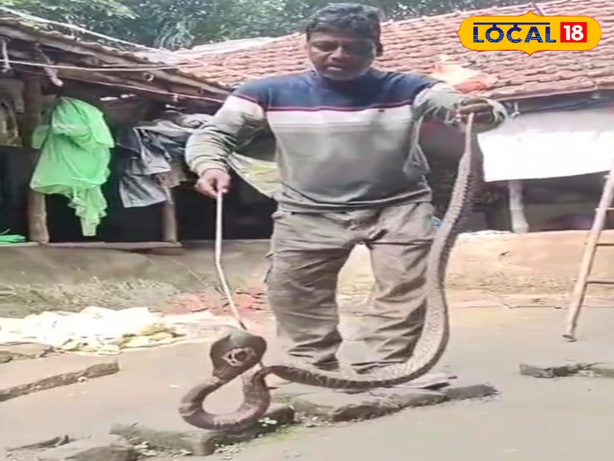 Bangla News: মাটির নিচে ফোঁসফোঁস আওয়াজ, উৎস খুঁজতে বাড়ি ভাঙতেই চক্ষু চড়ক গাছ