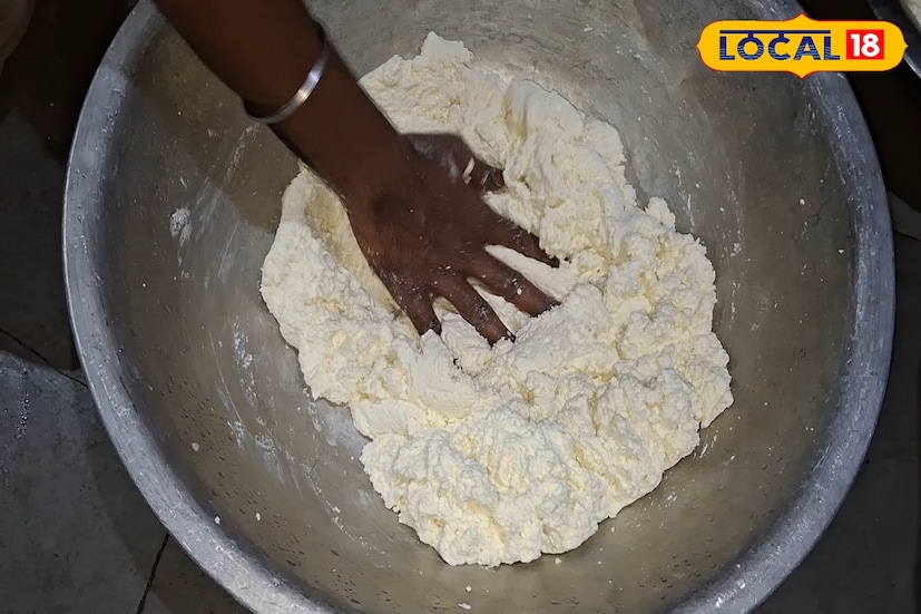 প্রথমেই জেনে নেওয়া যাক চিলি রসগোল্লা বানাতে আপনার লাগবে দুধ,চিনি,সুজি,পাতিলেবু, আচারের লঙ্কা ,সবুজ লঙ্কা,কিউভি,পরিষ্কার সুতির কাপড়।প্রথমে একটা পাত্রে দুধ নিয়ে তা ভাল করে ফুটিয়ে নিন। দুধ ঘন হয়ে গেলে তাতে লেবুর রস দিয়ে দিন এতে দুধ কেটে ছানা হয়ে যাবে।এবার একটা পরিষ্কার সুতির কাপড়ে ছানাটা রেখে জল ঝরিয়ে নিন।