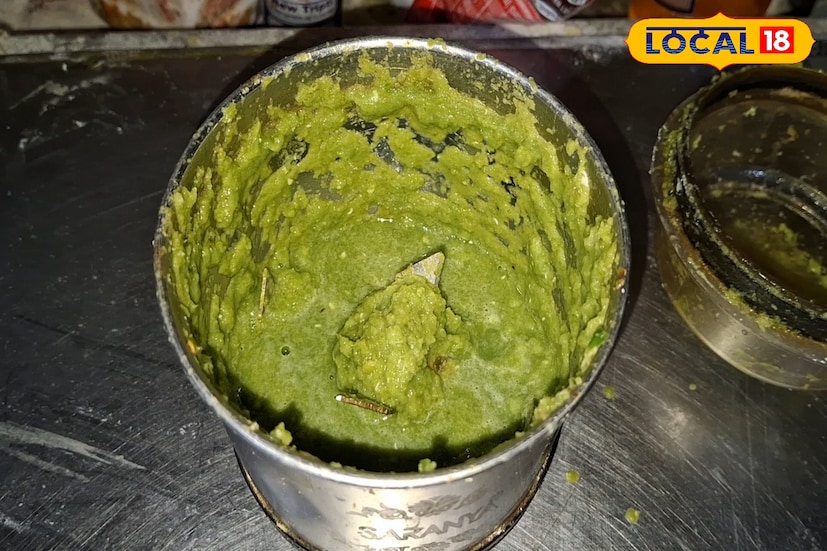 অন্যদিকে একটি পাত্রে জল ও চিনি দিয়ে কাঁচা লঙ্কাগুলি ফুটিয়ে নিন কিছুক্ষণ। ফুটে গেলে মিক্সিতে একসঙ্গে পেস্ট করে নিন। এরপর ছানার জল ঝরে গেলে হাতের তালুর সাহায্যে ভাল করে মাখতে থাকুন। ছানার মধ্যে অল্প সুজি,ময়দা ও চিনির গুঁড়ো মিশিয়ে নিন।