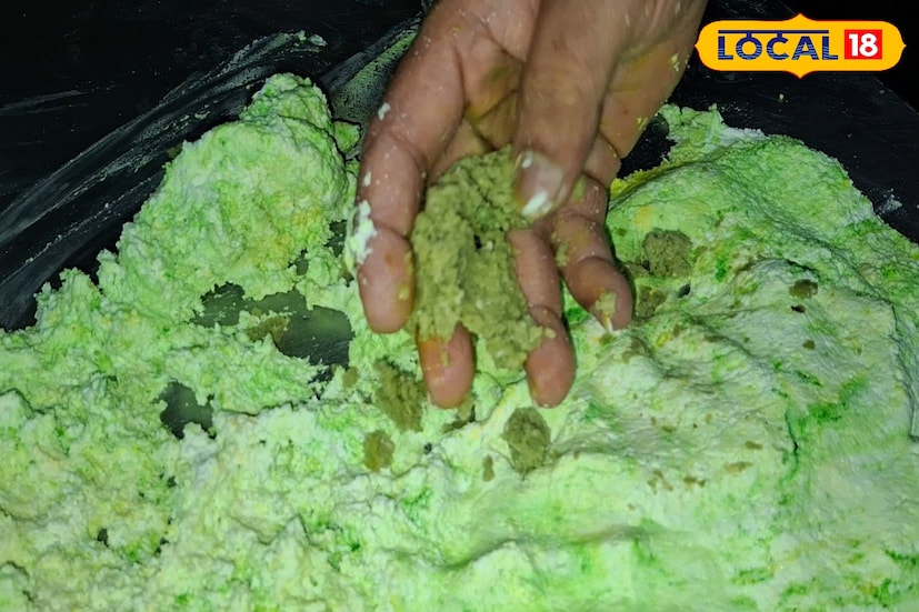 এবার হালকা হাতের সাহায্যে মাখতে থাকুন যতক্ষণ না মিহি হচ্ছে।মাখার জন্য ব্যবহার করতে পারেন কাঠের পাটাতন। মিশ্রন নরম হয়ে এলে তাতে মিশিয়ে দিন আচারের লঙ্কা, রসে ফোটানো কাঁচা লঙ্কা ও কিউভির মিশ্রণটি।এবার সবকিছু আবারও ভালো ভাবে মেখে নিন।