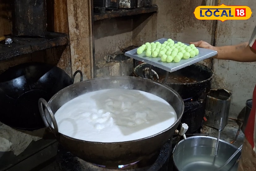 এবার ওই ছানার মিশ্রণটিকে রসগোল্লার আকার দিন।অন্যদিকে একটি বড় পাত্রে জল ফুটিয়ে নিয়ে এবার তাতে চিনি দিন ও স্বাদ বাড়াতে কয়েকটা এলাচও ফেলে দিন ওই পাত্রে এবং ভাল করে ফোটাতে থাকুন।রস ফুদে চিনি ভালো ভাবে মিশে গেলে ছানার বলগুলি দিয়ে দিন রসে।১০-১৫ মিনিট ধরে ফোটাতে থাকুন এরপর আঁচ কমিয়ে ৩০ মিনিট রেখে দিন।