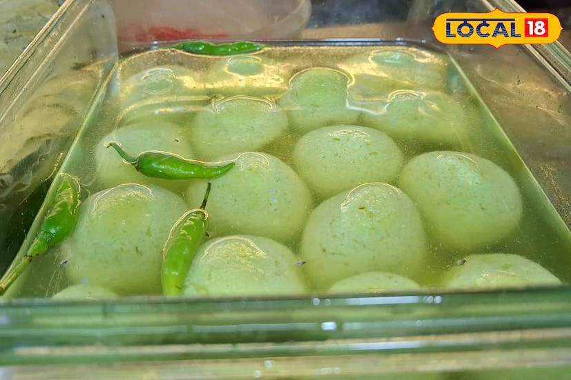 ব্যাস তৈরি আপনার চিলি রসগোল্লা। এবার একটি পাত্রে রসে ফোটানো কাঁচা লঙ্কার সঙ্গে সুন্দর ভাবে পরিবেশন করুন চিলির রসগোল্লা। যা নিঃসন্দেহে দৃষ্টি আকর্ষণ করবে অতিথিদের। (ছবি ও তথ্য সূত্র: সায়নী সরকার)