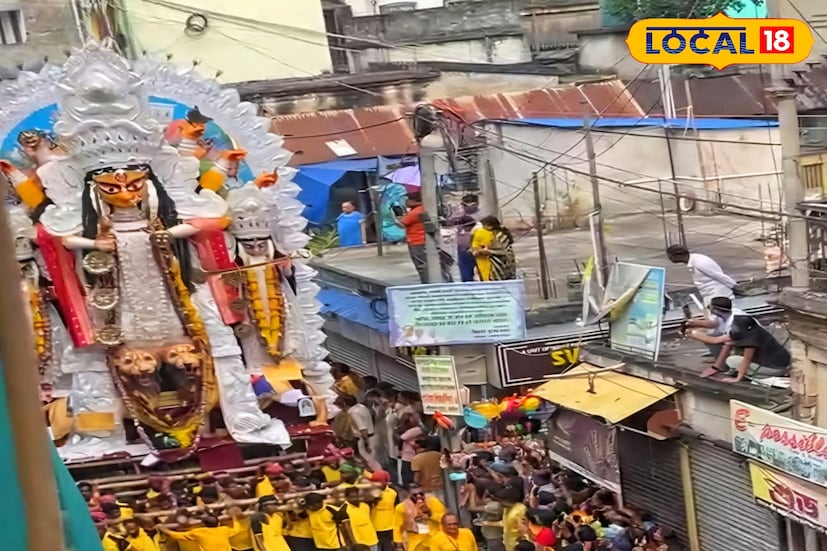 বেলা প্রায় একটার সময় মণ্ডপ থেকে যাত্রা শুরু হয়। যোগনাতলা মোড় থেকে ডানদিকে পোড়া মা তলা রোড ধরে মা শহরের রাজপথে পৌঁছন। সেখান থেকে দন্ডপানী তলা মোড় পর্যন্ত এগিয়ে যান।