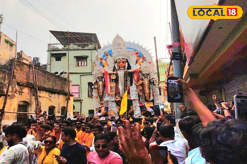 অবশেষে পথে নামলেন নবদ্বীপের ঐতিহ্যবাহী গৌরাঙ্গিণী মাতা। এই বছর এই পুজো ১৯৬ বছরে পদার্পণ করল। প্রতি বছরের মতো এবারও পুজোর পরের দিন দুপুরে মা গৌরাঙ্গিণী মহা আয়োজনের মধ্য দিয়ে নিরঞ্জনের উদ্দেশে বের হন। (ছবি ও তথ্যঃ মৈনাক দেবনাথ) অবশেষে পথে নামলেন নবদ্বীপের ঐতিহ্যবাহী গৌরাঙ্গিণী মাতা। এই বছর এই পুজো ১৯৬ বছরে পদার্পণ করল। প্রতি বছরের মতো এবারও পুজোর পরের দিন দুপুরে মা গৌরাঙ্গিণী মহা আয়োজনের মধ্য দিয়ে নিরঞ্জনের উদ্দেশে বের হন। (ছবি ও তথ্যঃ মৈনাক দেবনাথ)