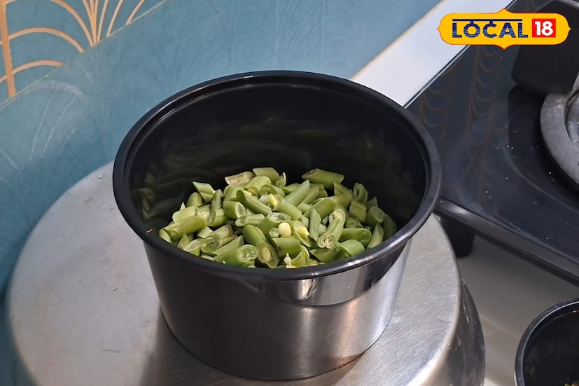 তবু মায়ের মন মানে কোথায় ! রান্নাঘরের এক কোণে কেটে রাখা হয়েছে বিনস, গাজর, আর চিকেনের টুকরো। মেয়ের প্রিয় ফ্রাইড রাইস আর চিলি চিকেন তৈরি করা হবে, যদিও রিচা হয়তো এক চামচের বেশি খাবেন না। “শুধু একটু মুখে তুলবে, তাতেই আমি খুশি”— বলছেন রিচার মা হাসতে হাসতে। 