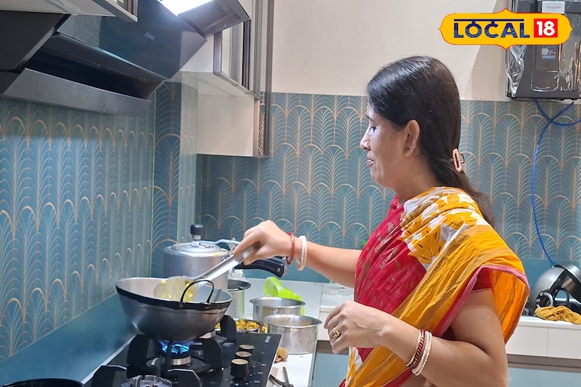 শিলিগুড়ি, ঋত্বিক ভট্টাচার্য : মহিলা বিশ্বকাপ জয়ের পর আজ, শুক্রবার নিজের শহরে ফিরছেন বাংলার গর্ব, শিলিগুড়ির মেয়ে রিচা ঘোষ। সকালেই বাগডোগরা বিমানবন্দরে নামলেন তিনি, সেখান থেকে সরাসরি রওনা দেন সুভাষপল্লীর বাড়ির উদ্দেশ্যে। শহরের বিভিন্ন প্রান্তে শুরু হয়েছে উদযাপনের প্রস্তুতি, রিচাকে নাগরিক সংবর্ধনা জানাতে এদিন বিকেলে বাঘাযতীন পার্কে আয়োজিত হচ্ছে বিশেষ অনুষ্ঠান। শিলিগুড়ি, ঋত্বিক ভট্টাচার্য : মহিলা বিশ্বকাপ জয়ের পর আজ, শুক্রবার নিজের শহরে ফিরছেন বাংলার গর্ব, শিলিগুড়ির মেয়ে রিচা ঘোষ। সকালেই বাগডোগরা বিমানবন্দরে নামলেন তিনি, সেখান থেকে সরাসরি রওনা দেন সুভাষপল্লীর বাড়ির উদ্দেশ্যে। শহরের বিভিন্ন প্রান্তে শুরু হয়েছে উদযাপনের প্রস্তুতি, রিচাকে নাগরিক সংবর্ধনা জানাতে এদিন বিকেলে বাঘাযতীন পার্কে আয়োজিত হচ্ছে বিশেষ অনুষ্ঠান।