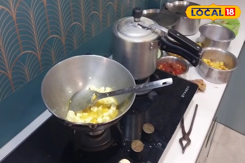 বাড়ির ভিতরে চলছে আরেক ব্যস্ততা। রান্নাঘরে রিচার মা নিজের হাতে সাজিয়ে তুলছেন মেয়ের পছন্দের খাবারের তালিকা। তবে এবার একটু অন্যরকম। রিচা এখন কড়া ডায়েটে থাকায় মায়ের তৈরি চিলি চিকেন আর ফ্রাইড রাইস খাওয়া হচ্ছে না তাঁর। মা তাই তৈরি করছেন হালকা খাবার— পনির, মিক্স ভেজ, শাক, ডাল আর ভাত। 