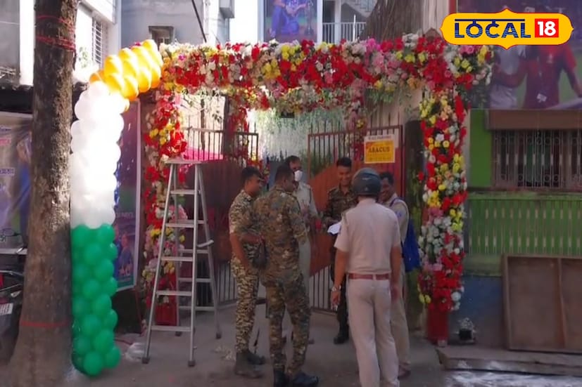 বিশ্বকাপজয়ী ক্রিকেটারকে ঘরে স্বাগত জানাতে সাজিয়ে তোলা হয়েছে সুভাষপল্লীর বাড়ি। রঙিন আলো, ফেস্টুন আর ব্যানারে ভরে উঠেছে আশপাশ। প্রতিবেশীরাও অপেক্ষায়— “আমাদের রিচা ফিরে আসছে!”—এই উচ্ছ্বাসে মুখর পাড়া। 