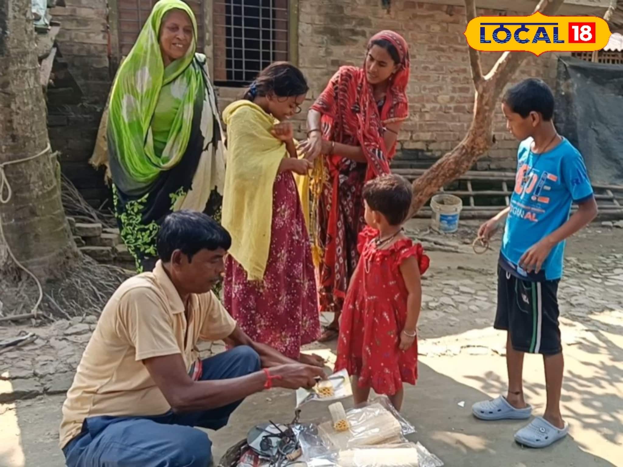 ঠিক যেন ভুবন বাদ্যকর! মিষ্টি সুরে বেচছেন তিলের খাজা, টাকা রোজগারও হচ্ছে দেদার
