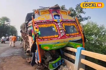 ভোররাতে দুর্ঘটনার কবলে কয়লা বোঝাই লরি! ভয়াবহ অবস্থায় ঝুলছে কালভার্টের মধ্যে ভোররাতে দুর্ঘটনার কবলে কয়লা বোঝাই লরি! ভয়াবহ অবস্থায় ঝুলছে কালভার্টের মধ্যে