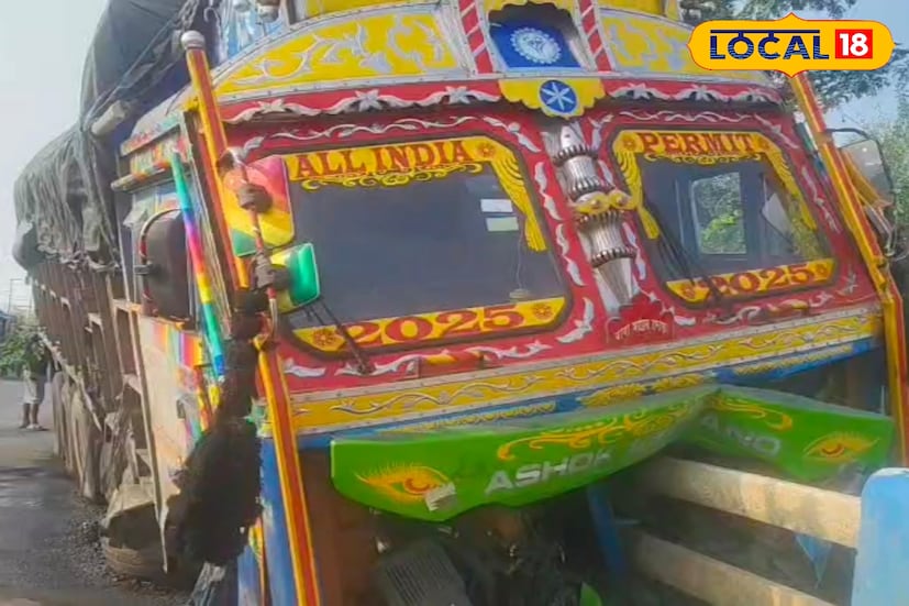 মুর্শিদাবাদ জেলার খড়গ্রাম থানার নগর বাস স্ট্যান্ড সংলগ্ন এলাকায় নিয়ন্ত্রণ হারিয়ে একটি লরি সাঁকোতে ধাক্কা মারে। অল্পের জন্য রক্ষা পেলেন গাড়ির চালক। জানা গিয়েছে, লরিটি হলদিয়া থেকে শিলিগুড়ির উদ্দেশ্যে যাচ্ছিল কয়লা বোঝাই করে। আর এখনও ঝুলছে কালভার্টের উপরেই।