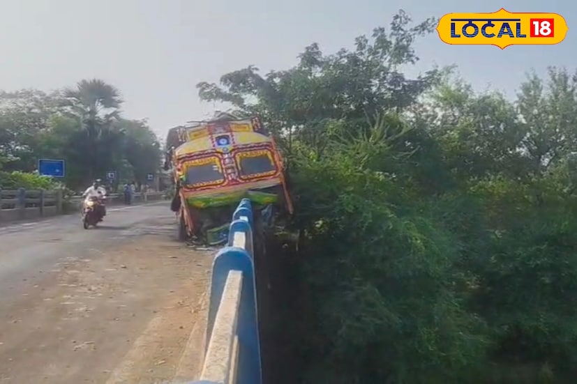 গাড়ির খালাসি জানিয়েছেন, শীতের আগেই বর্তমানে হালকা কুয়াশা পড়তে শুরু করেছে। আর ভোররাতে চালক কিছু বুঝে ওঠার আগেই কালভার্টের মধ্যে পণ্য বোঝাই লরি তুলে দেন। আর তাতেই ঘটে যায় বিপত্তি।