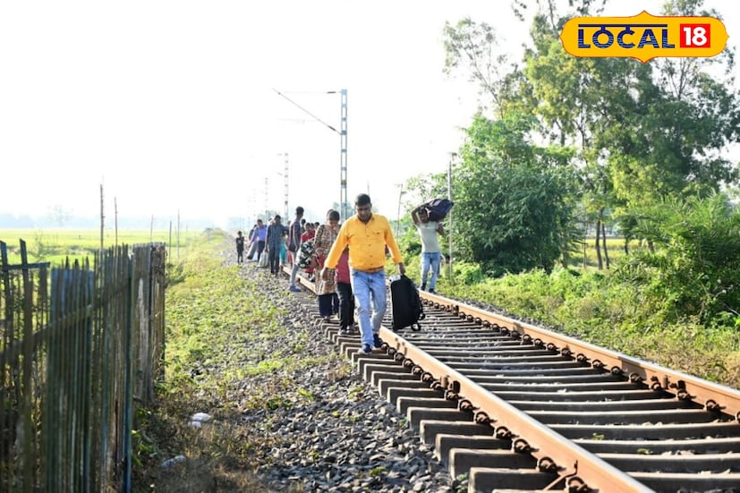 *পুজো উদ্যোক্তারা জানান, পুজোর সময় ৭ দিন এখানে ট্রেন থামে। কিন্তু বোল্লায় সারাবছর ধরে বিভিন্ন জেলা ও রাজ্য থেকে মানুষজন পুজো দিতে আসেন। তাই বোল্লায় একটি স্থায়ী স্টেশনের ভীষণ প্রয়োজন। প্ল্যাটফর্ম না থাকায় মাঠের মধ্যেই নামা-ওঠা করতে বাধ্য হন যাত্রীরা।