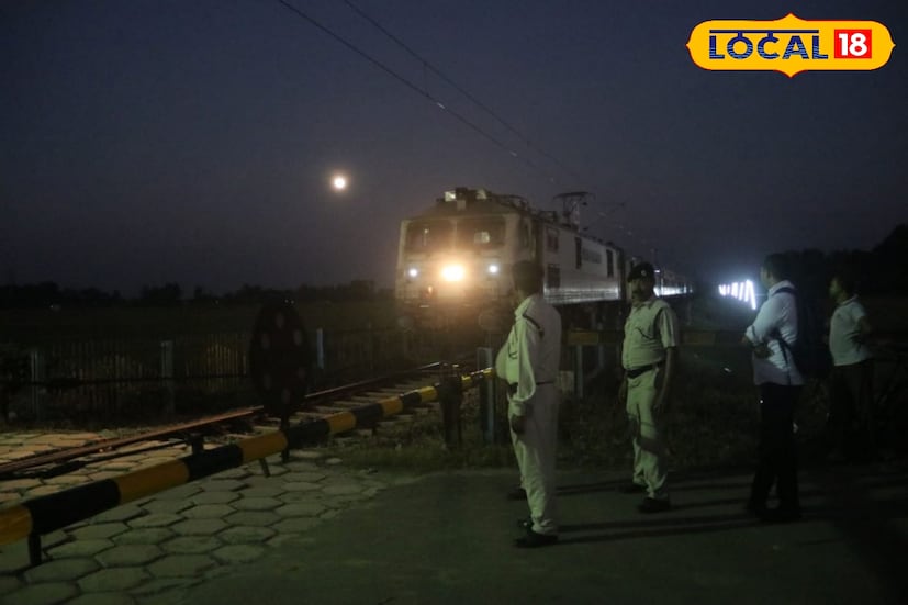 *নর্থ-ইস্ট ফ্রন্টিয়ার রেলওয়ে কর্তৃপক্ষের কাছে বোল্লা মেলা কমিটির আবেদনের ভিত্তিতে এ বছর ৫ নভেম্বর থেকে ১১ নভেম্বর পর্যন্ত বিকুচে অস্থায়ী রেল স্টপের অনুমোদন দেওয়া হয়েছে। সেখানে ট্রেন থামলেও যাত্রীদের দুর্ভোগের যেন শেষ নেই।