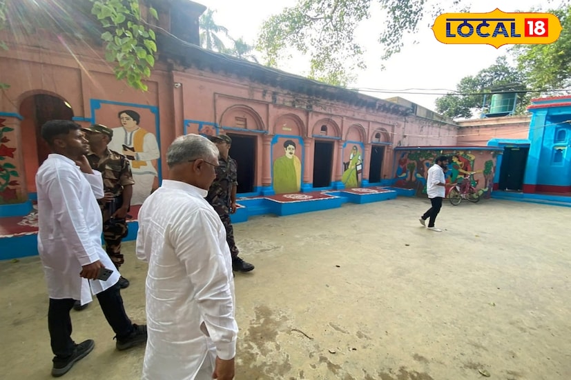 লালগোলা, তন্ময় মন্ডল: বন্দে মাতরমের ১৫০ বছর। হঠাৎই লালগোলা রাজবাড়িতে হাজির বিজেপি নেতা দিলীপ ঘোষ। ঘুরে দেখলেন রাজবাড়ি ও কালী মন্দির। বঙ্কিম চন্দ্র চট্টোপাধ্যায় যেখান থেকে বন্দে মাতরম গানের কিছু শ্লোক লিখেছিলেন। হঠাৎই পরিদর্শন করেন দিলীপ।