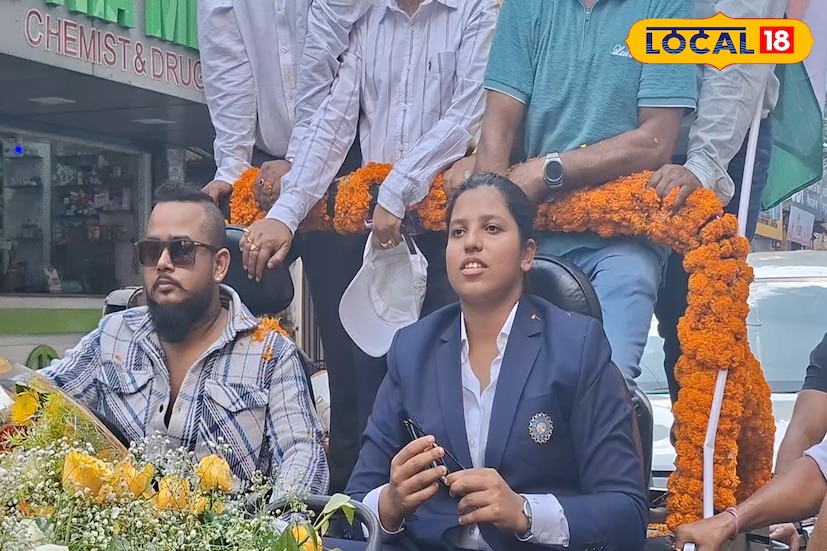 রিচাকে বিমানবন্দরে দেখা মাত্রই উচ্ছ্বাসে ফেটে পড়ে ভিড়। ফুলের মালা, জাতীয় পতাকা আর ঢাকঢোলের তালে তালে ‘রিচা ঘোষ জিন্দাবাদ’ ধ্বনি শোনা যায় চারদিকে। বিমানবন্দর থেকে খোলা গাড়িতে করে সুভাষপল্লীর বাড়ির উদ্দেশে রওনা হন তিনি। পথে পথে দাঁড়িয়ে থাকা হাজারো মানুষ তার এক ঝলক দেখার অপেক্ষায়। ছবি ও তথ্য : ঋত্বিক ভট্টাচার্য