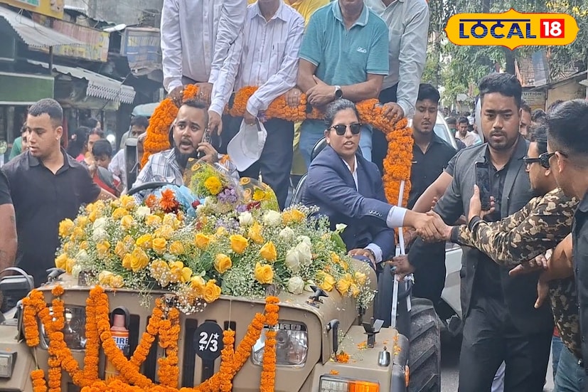 শিলিগুড়ি, ঋত্বিক ভট্টাচার্য : বিশ্বকাপজয়ী ক্রিকেটার রিচা ঘোষ অবশেষে ফিরলেন নিজের শহরে। শুক্রবার সকালে দিল্লি থেকে দশটার ফ্লাইট ধরে দুপুর বারোটা নাগাদ তিনি এসে পৌঁছান বাগডোগরা বিমানবন্দরে। সেখানে থেকেই শুরু হয় শিলিগুড়ির উন্মাদনা। শহরের মেয়র গৌতম দেব সহ প্রশাসনের একাধিক উচ্চপদস্থ আধিকারিক ও বিপুলসংখ্যক মানুষ উপস্থিত ছিলেন তাকে স্বাগত জানাতে। শিলিগুড়ি, ঋত্বিক ভট্টাচার্য : বিশ্বকাপজয়ী ক্রিকেটার রিচা ঘোষ অবশেষে ফিরলেন নিজের শহরে। শুক্রবার সকালে দিল্লি থেকে দশটার ফ্লাইট ধরে দুপুর বারোটা নাগাদ তিনি এসে পৌঁছান বাগডোগরা বিমানবন্দরে। সেখানে থেকেই শুরু হয় শিলিগুড়ির উন্মাদনা। শহরের মেয়র গৌতম দেব সহ প্রশাসনের একাধিক উচ্চপদস্থ আধিকারিক ও বিপুলসংখ্যক মানুষ উপস্থিত ছিলেন তাকে স্বাগত জানাতে।