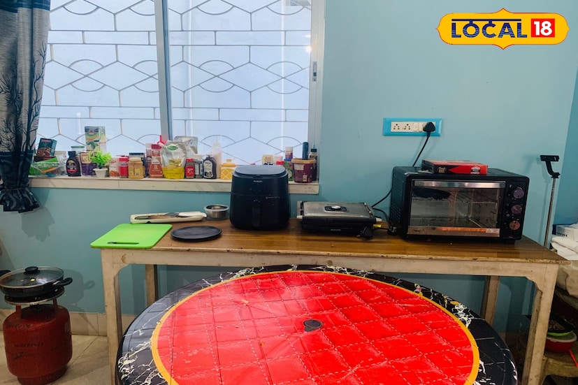 যেখানে বাড়িতেই আপনি বিভিন্ন রকমের রান্না করে পারবেন এবং তা বিক্রি করতে পারেন অনলাইনের মাধ্যম। ক্রেতাদের কাছে তা পৌঁছে দিতে পারবেন বিভিন্ন ফুড ডেলিভারি অ্যাপ অথবা ডেলিভারি পার্টনারের সাহায্যে।