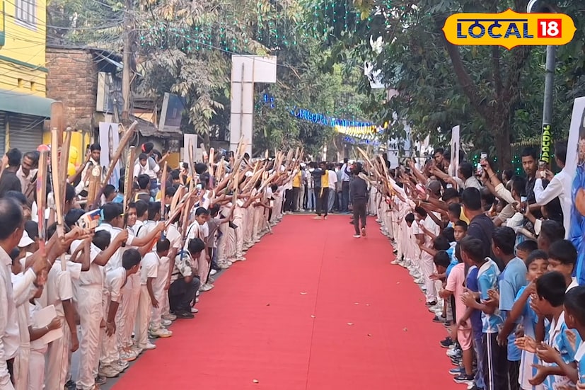 শিলিগুড়ি, ঋত্বিক ভট্টাচার্য : বিশ্বকাপ জয়ের উচ্ছ্বাস কাটতে না কাটতেই আজ দুপুরে ঘরে ফিরলেন বাংলার মেয়ে, ভারতীয় নারী দলের গর্ব রিচা ঘোষ। দিল্লি থেকে উড়ে এসে বাগডোগরা বিমানবন্দর পেরিয়ে পৌঁছান সুভাষপল্লীর বাড়িতে। বাড়িতে পরিবারের সঙ্গে কিছুটা সময় কাটিয়ে মায়ের হাতের রান্না উপভোগ করেন এই ক্রিকেটার। তার পরই ছুটে যান শহরের বাঘাযতীন পার্কে, যেখানে শিলিগুড়ি পৌরনিগমের পক্ষ থেকে আয়োজিত হয়েছিল নাগরিক সংবর্ধনা অনুষ্ঠান। শিলিগুড়ি, ঋত্বিক ভট্টাচার্য : বিশ্বকাপ জয়ের উচ্ছ্বাস কাটতে না কাটতেই আজ দুপুরে ঘরে ফিরলেন বাংলার মেয়ে, ভারতীয় নারী দলের গর্ব রিচা ঘোষ। দিল্লি থেকে উড়ে এসে বাগডোগরা বিমানবন্দর পেরিয়ে পৌঁছান সুভাষপল্লীর বাড়িতে। বাড়িতে পরিবারের সঙ্গে কিছুটা সময় কাটিয়ে মায়ের হাতের রান্না উপভোগ করেন এই ক্রিকেটার। তার পরই ছুটে যান শহরের বাঘাযতীন পার্কে, যেখানে শিলিগুড়ি পৌরনিগমের পক্ষ থেকে আয়োজিত হয়েছিল নাগরিক সংবর্ধনা অনুষ্ঠান।