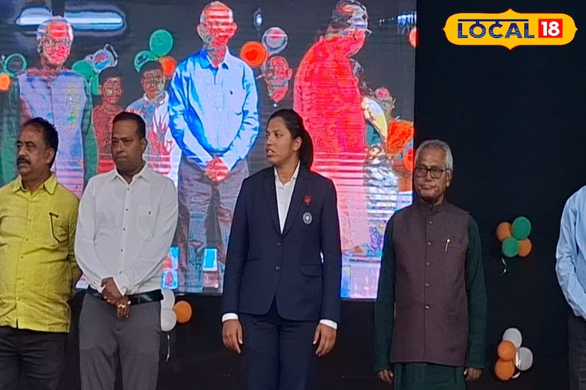 বাঘাযতীন পার্কে প্রবেশের মুহূর্তটা যেন হয়ে উঠেছিল চলচ্চিত্রের দৃশ্যের মতো। লাল কার্পেট বিছিয়ে রিচাকে স্বাগত জানানো হয়। দু’পাশে সারি বেঁধে দাঁড়িয়ে ছিল ছোট ছোট ক্রিকেটপ্রেমী বাচ্চারা, হাতে ব্যাট তুলে ‘রিচা দিদি’কে জানায় অভিনব শুভেচ্ছা। মাঠে উপস্থিত ছিলেন হাজারো মানুষ, হাতে পতাকা, গলায় ঢাক–ঢোল আর তুমুল করতালিতে মুখরিত ছিল গোটা অনুষ্ঠানস্থল। ছবি ও তথ্য : ঋত্বিক ভট্টাচার্য