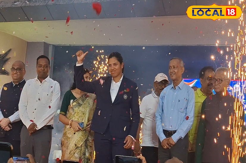 মঞ্চে এসে রিচার হাতে মুখ্যমন্ত্রীর পক্ষ থেকে পাঠানো নাগরিক সম্মাননাপত্র তুলে দেন শিলিগুড়ির মেয়র গৌতম দেব। অনুষ্ঠানে উপস্থিত ছিলেন শহরের বিভিন্ন বিশিষ্ট ব্যক্তিত্বও। মঞ্চে দাঁড়িয়ে সংক্ষিপ্ত ভাষণে রিচা জানান, “এই ভালোবাসা, এই সম্মান আমার জীবনের সবচেয়ে বড় প্রাপ্তি। শিলিগুড়ি সবসময় আমার অনুপ্রেরণা।” ছবি ও তথ্য : ঋত্বিক ভট্টাচার্য