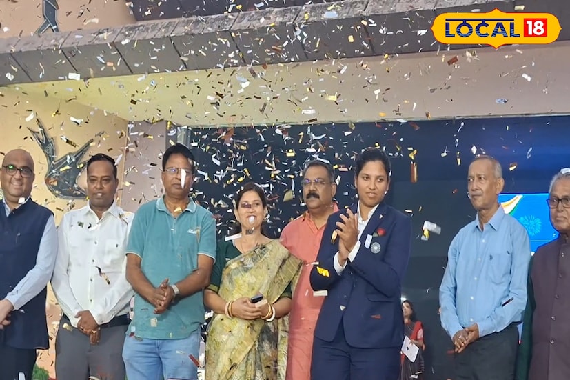 সাংবাদিকদের মুখোমুখি হয়ে রিচা আরও বলেন, সরকারের পক্ষ থেকে পুলিশ বিভাগে চাকরির প্রস্তাব পেয়ে তিনি কৃতজ্ঞ। তবে এখনই সিদ্ধান্ত নেবেন না, বাবার সঙ্গে পরামর্শ করেই পরবর্তী পদক্ষেপ নেবেন বলে জানান তিনি। তাঁর কথায়, “খেলাটাই আমার প্রথম ভালোবাসা, তবে সুযোগ পেলে সমাজের সেবাতেও নিজেকে যুক্ত করতে চাই।” ছবি ও তথ্য : ঋত্বিক ভট্টাচার্য