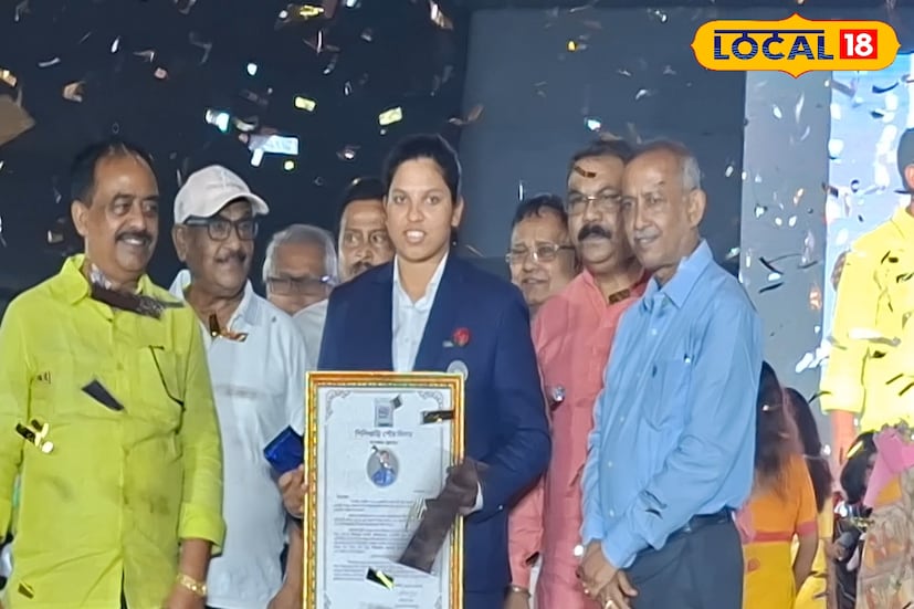 অনুষ্ঠানের শেষ দিকে মেয়র গৌতম দেব ঘোষণা করেন, খুব শীঘ্রই শহরের ইনডোর স্টেডিয়াম নতুন করে উদ্বোধন করা হবে এবং সেখানে একটি ব্লক রিচা ঘোষের নামে উৎসর্গ করা হবে। সেই ঘোষণার সঙ্গে সঙ্গে করতালিতে মুখরিত হয়ে ওঠে বাঘাযতীন পার্ক। বাংলার এই কন্যাকে ঘিরে আজ শিলিগুড়ির আকাশ জুড়ে শুধুই গর্ব আর ভালোবাসার আবেশ। ছবি ও তথ্য : ঋত্বিক ভট্টাচার্য