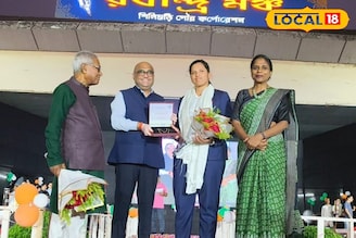 লাল গালিচা, ব্যাট উঁচু করে কচিকাঁচার শুভেচ্ছা—রিচার নাগরিক সম্মান অনন্য মুহূর্ত