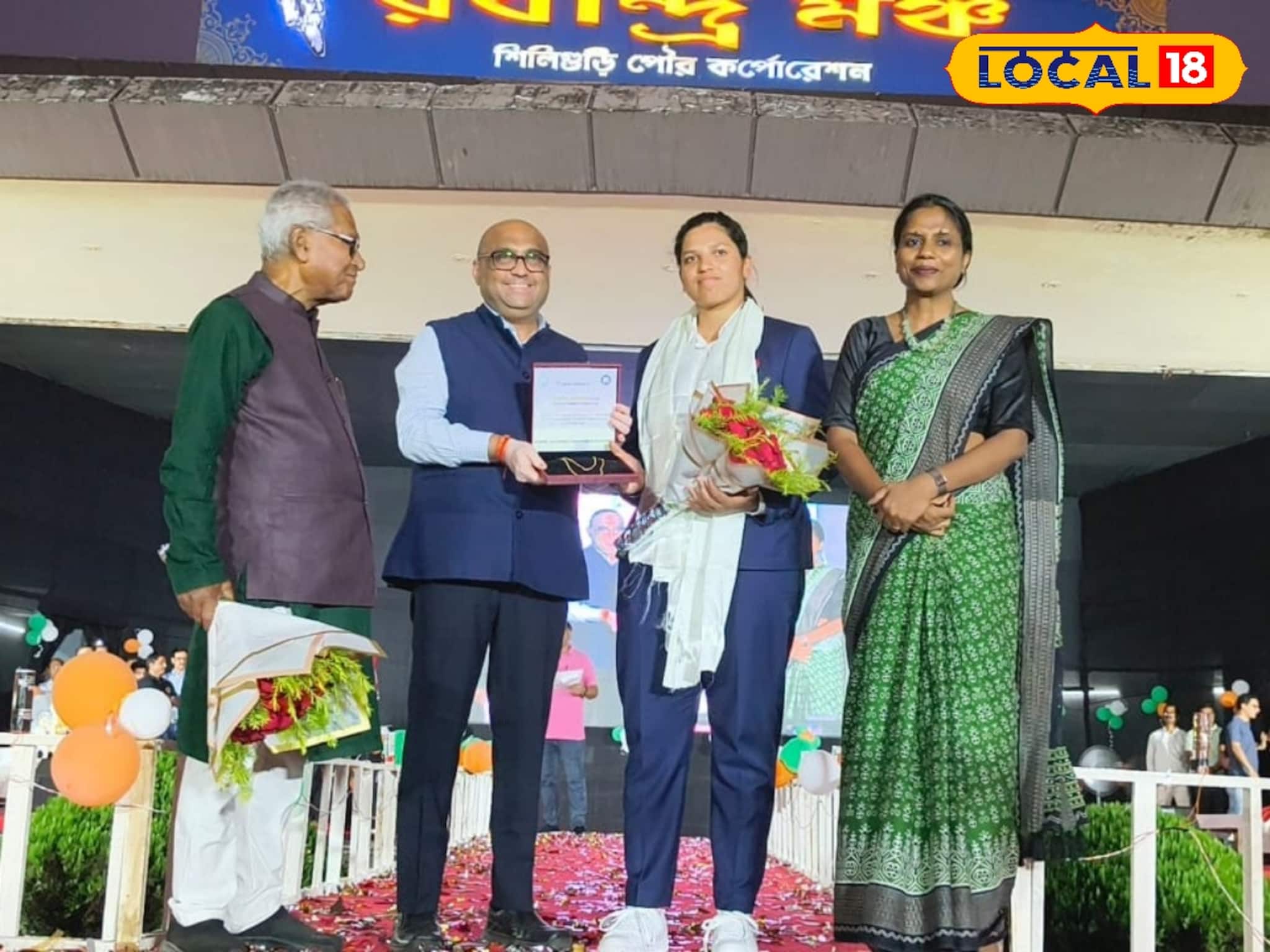 Richa Ghosh Exclusive Photo: লাল গালিচা, ব্যাট উঁচু করে কচিকাঁচার শুভেচ্ছা রিচার নাগরিক সম্মান অনন্য মুহূর্ত