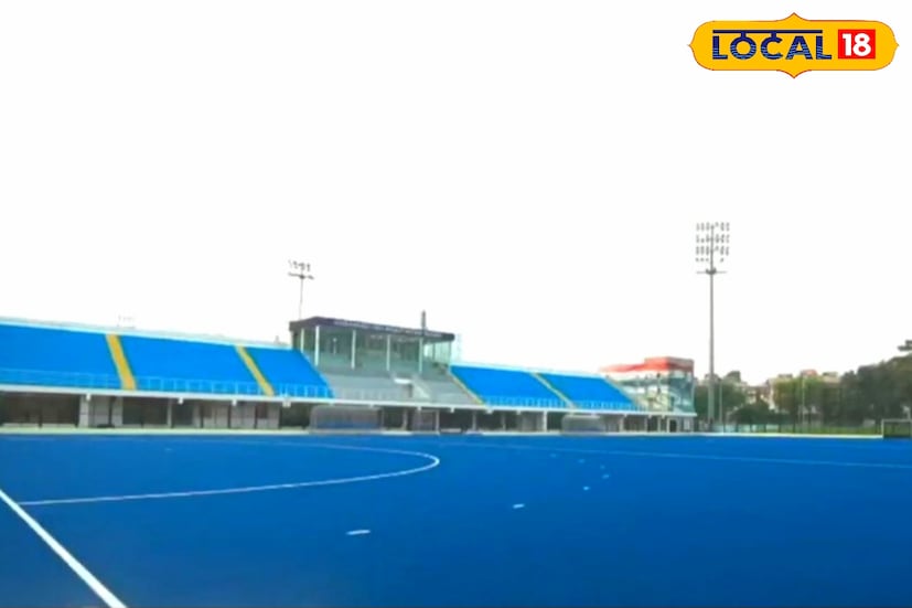 ধনধান্য স্টেডিয়ামে কলকাতা আন্তর্জাতিক চলচ্চিত্র উৎসবের উদ্বোধনের মঞ্চ থেকেই এই হকি স্টেডিয়ামের আনুষ্ঠানিক উদ্বোধন করেন মুখ্যমন্ত্রী মমতা বন্দ্যোপাধ্যায়। পাশে ছিলেন প্রাক্তন ভারত অধিনায়ক সৌরভ গঙ্গোপাধ্যায়, রাজ্যের ক্রীড়ামন্ত্রী অরূপ বিশ্বাস, অভিনেতা দেব-সহ অন্যান্য বিশিষ্ট অতিথিরা