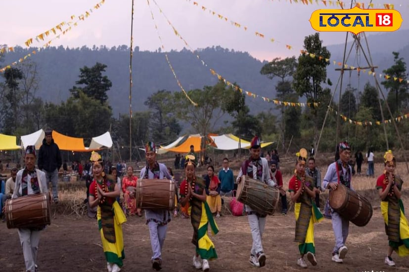 সমতলের নববর্ষের মতোই পাহাড়ে পালিত হয় ‘খোলে দাই’ — ধান কাটার সময়কে কেন্দ্র করে আয়োজিত এক ঐতিহ্যবাহী উৎসব। নাচ, গান ও নানা সাংস্কৃতিক অনুষ্ঠানের মধ্য দিয়ে প্রতিবছরই এই উৎসব পালন করেন পারেংতারার স্থানীয় বাসিন্দারা। এ বছর উৎসবকে আরও আকর্ষণীয় করে তুলতে বিশেষ পরিকল্পনা নিয়েছে জিটিএ পর্যটন ও তথ্য সংস্কৃতি দফতর। (ছবি ও তথ্য: ঋত্বিক ভট্টাচার্য)