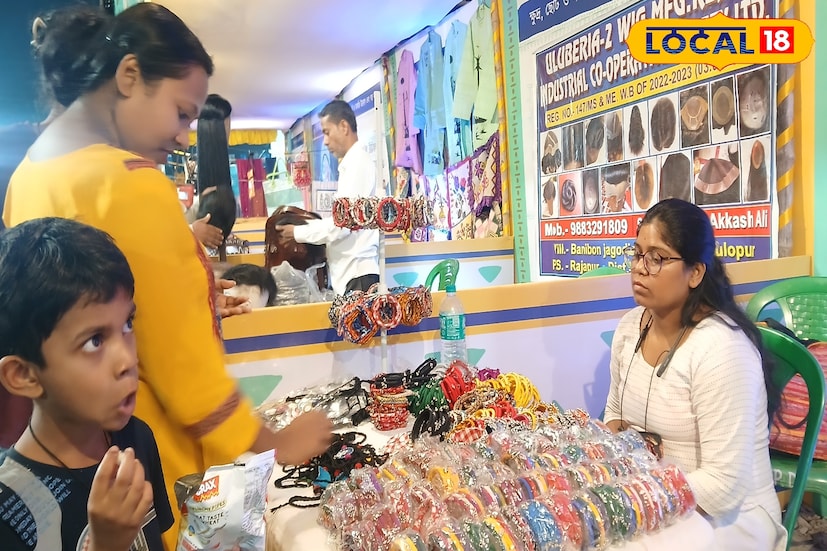 ন্যায্য দামে পছন্দ অনুযায়ী জিনিসপত্র কেনার সুযোগ পাচ্ছেন দর্শনার্থীরা। পাশাপাশি বিভিন্ন স্টলে স্থানীয় মহিলাদের স্বনির্ভর গোষ্ঠীর তৈরি সামগ্রীও প্রদর্শিত হয়েছে। প্রয়োজনীয় সামগ্রীর পাশাপাশি রয়েছে মুখরোচক খাবার।