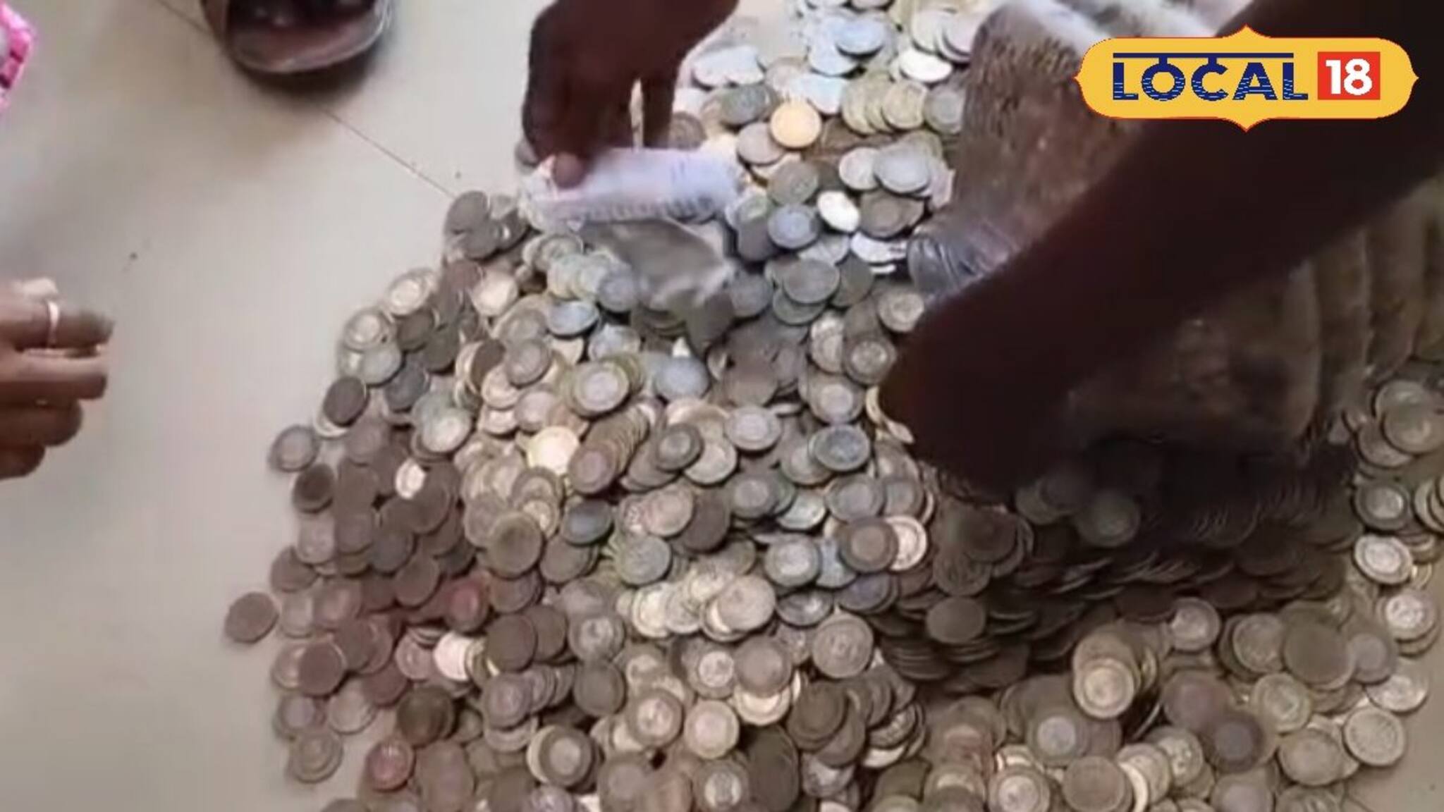 চা বিক্রির টাকায় তিন বছরে ৬৯ হাজার কয়েন! মেয়ের জন্য স্কুটি কিনে চমকে দিলেন বাবা