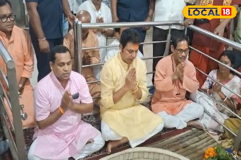 জল্পেশ মন্দিরে পুজো দিয়ে কী প্রার্থনা করলেন প্রাক্তন মুখ্যমন্ত্রী? আজ উত্তরবঙ্গ সফরে মুখ্যমন্ত্রী মমতা বন্দ্যোপাধ্যায়ের পাশাপাশি এসেছেন ত্রিপুরার প্রাক্তন মুখ্যমন্ত্রী বিপ্লব দেব। জলপাইগুড়ির জলপেশ মন্দিরে পুজো দিলেন তিনি।তবে আসন্ন ভোটের আগেই এই সফরে উত্তরবঙ্গের রাজনীতিতে ফের বাড়ছে জল্পনা।
