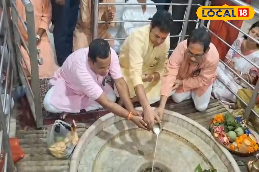 উত্তরবঙ্গের রাজনীতির আবহের মাঝেই জল্পেশ শিবমন্দিরে পুজো দিতে এলেন ত্রিপুরার প্রাক্তন মুখ্যমন্ত্রী ও বর্তমান রাজ্যসভা সাংসদ বিপ্লব কুমার দেব। জলপাইগুড়ির এই ঐতিহ্যবাহী মন্দিরে এসে তিনি শিবলিঙ্গে জলার্ঘ্য নিবেদন করেন এবং উত্তরবঙ্গে গেরুয়া শিবিরের আরও ভাল ফলের আশায় প্রার্থনা করেন।