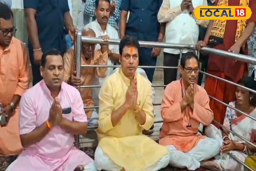 গত বিধানসভা নির্বাচনে উত্তরবঙ্গেই বিজেপির শক্তিশালী উপস্থিতি ছিল। ফলে আগামী নির্বাচনের দিকে তাকিয়েই উত্তরবঙ্গের মাটিতে নেতা-মন্ত্রীদের যাতায়াত বাড়ছে। সেই প্রেক্ষিতেই বিপ্লব দেবের এই পুজোকে রাজনৈতিক মহলের একাংশ বিশেষ তাৎপর্যপূর্ণ বলে মনে করছেন।