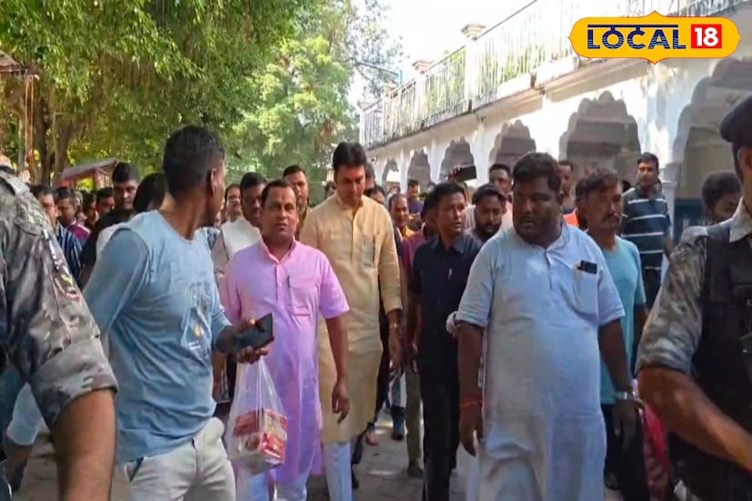 জল্পেশ মন্দিরে শিবলিঙ্গ জলের নিচে অবস্থান করে—এই আকর্ষণীয় বৈশিষ্ট্য দেখে মুগ্ধ হন প্রাক্তন মুখ্যমন্ত্রী। তিনি বলেন, “প্রথমবার এখানে এসে পুজো দিলাম। অত্যন্ত পবিত্র ও শক্তির জায়গা। খুব ভালো লাগল।” তবে রাজনৈতিক অঙ্গনে ইতিমধ্যেই প্রশ্ন, উত্তরবঙ্গ কি আবার বিজেপির নির্বাচনী কেন্দ্রবিন্দু হতে চলেছে? বিপ্লব দেবের এই সফর কি তারই ইঙ্গিত? তবে এখনই প্রকাশ্যে কিছু বলছেন না নেতারা। সময়ের অপেক্ষা।